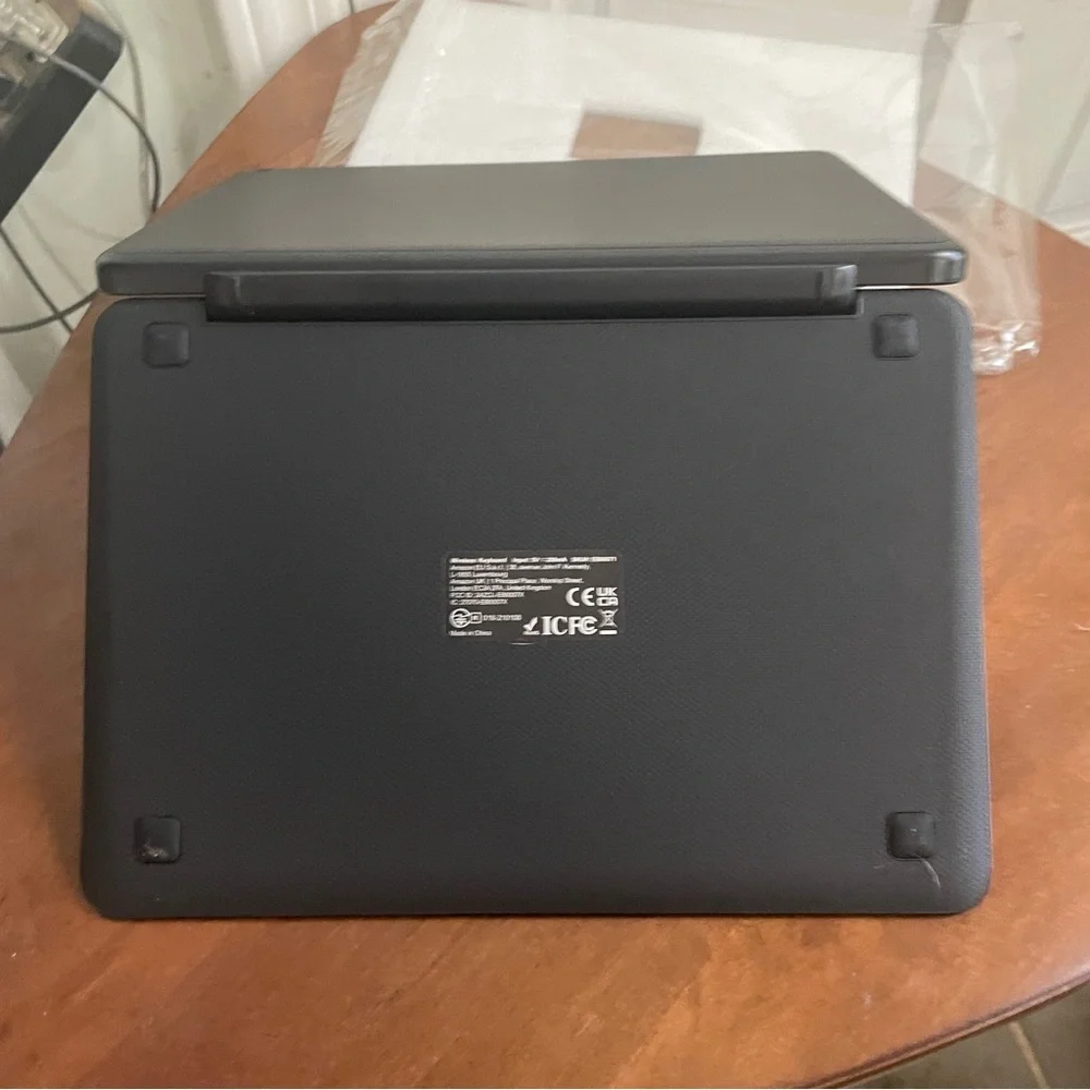 NWT wireless keyboard for fire HD 10 with detachable case. New in box, not used